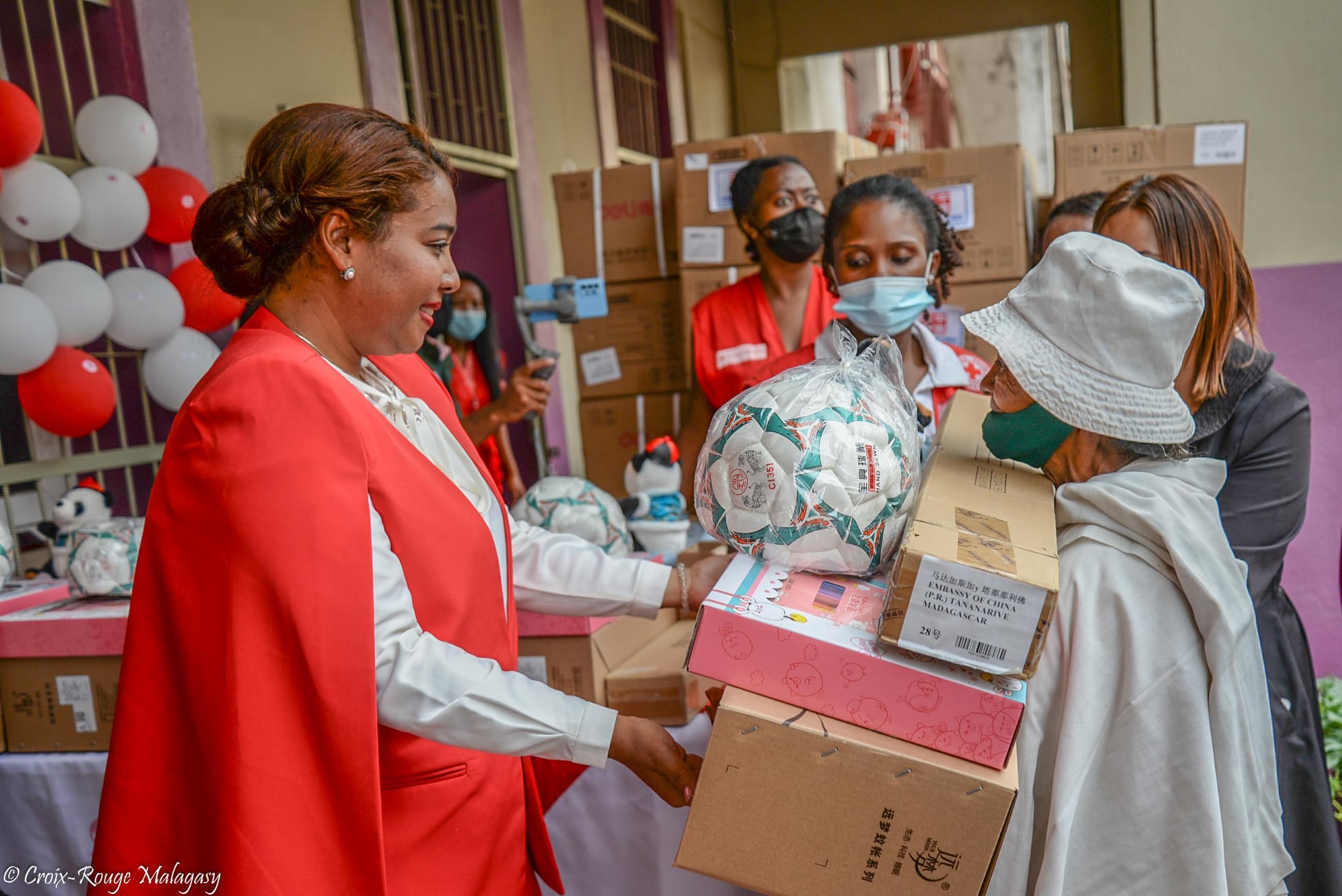 Cérémonie de remise de jouets, de fourniture scolaire pour les enfants du District 5